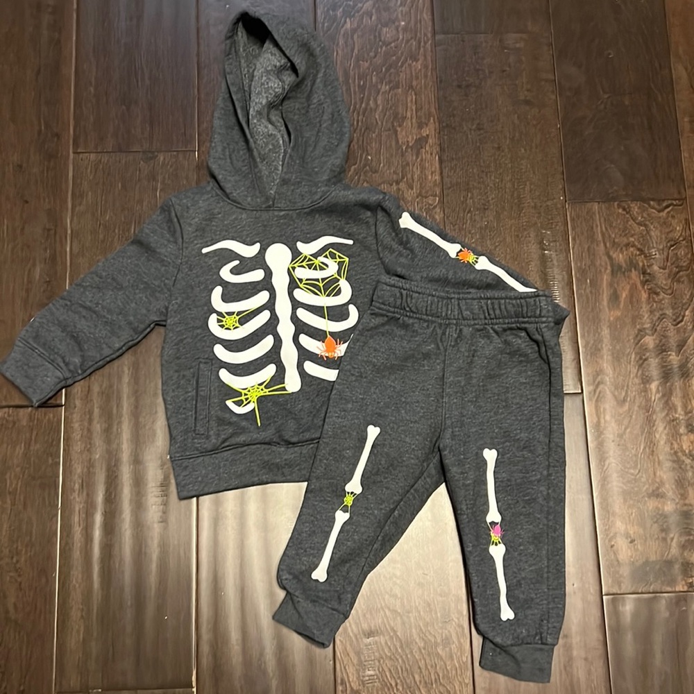 Cat and Jack Gender Neutral Halloween Skeleton Two Piece Sweatsuit! Worn once!